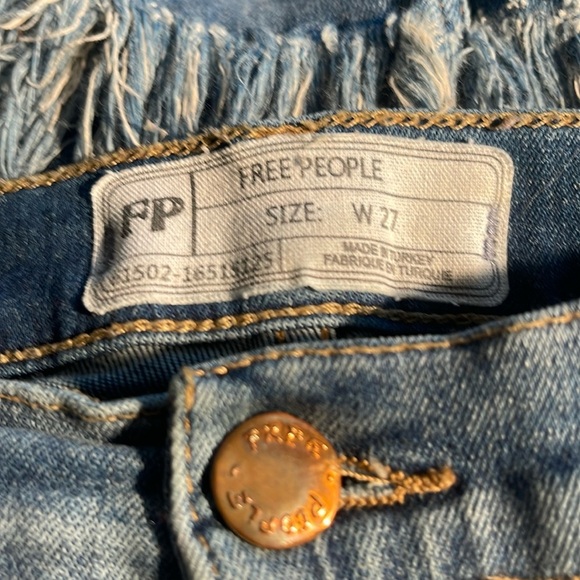 Free People - skinny with long frayed hem - medium wash - size 27 - Picture 3 of 5